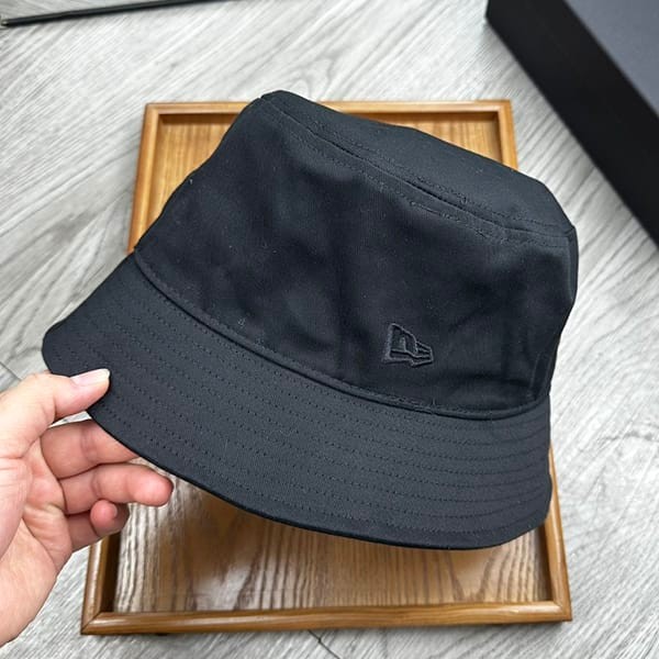 人気急上昇サンローラン×NEWERA ロゴ刺繍 バケットハット レプリカ Sap13037